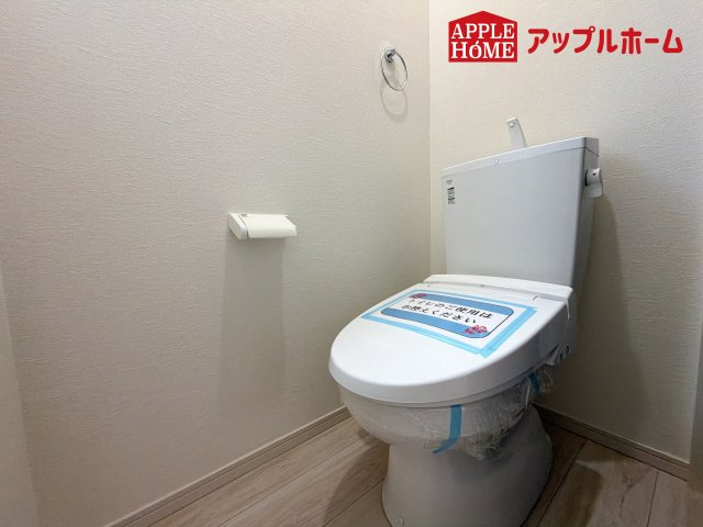 [新築住宅] さいたま市桜区桜田 1期のトイレ|白を基調とした清潔感のある明るい空間。温水洗浄便座付きで、毎日快適・清潔に使用できます。操作しやすい壁面リモコンを採用しています。