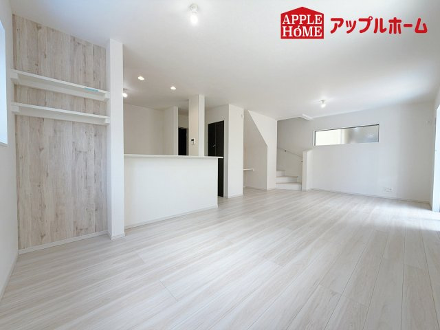 [新築住宅] さいたま市桜区桜田 1期の居間・リビング|窓から差し込む光で家族を温かく包み込みます。明るいリビングで子育てする喜びを☆いつでも見学可能です！