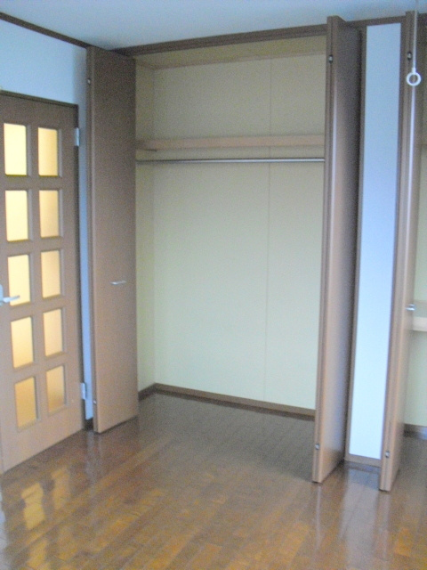 プレジオ肥田の洋室|収納も豊富な６帖洋室