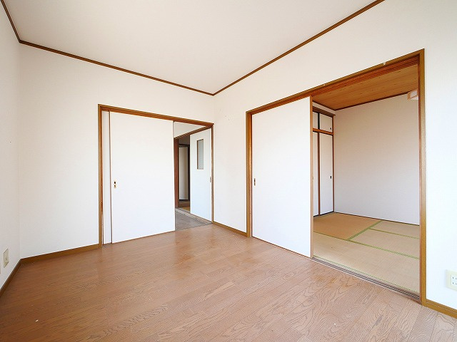 富士荘の居間・リビング|こちらのリビングで趣味の時間をお楽しみください