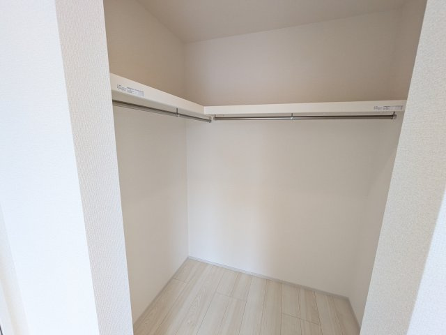 牛久市南5丁目　5期　新築戸建ての収納|大容量のウォークインクローゼット。衣類はもちろん、スーツケースや季節の家電もまとめて収納でき、居室空間をすっきりと保ちます。