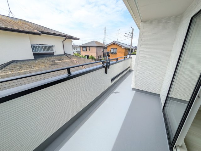 牛久市南5丁目　5期　新築戸建てのバルコニー|広々としたワイドバルコニーは、日当たり良好で毎日の洗濯物干しに最適です。