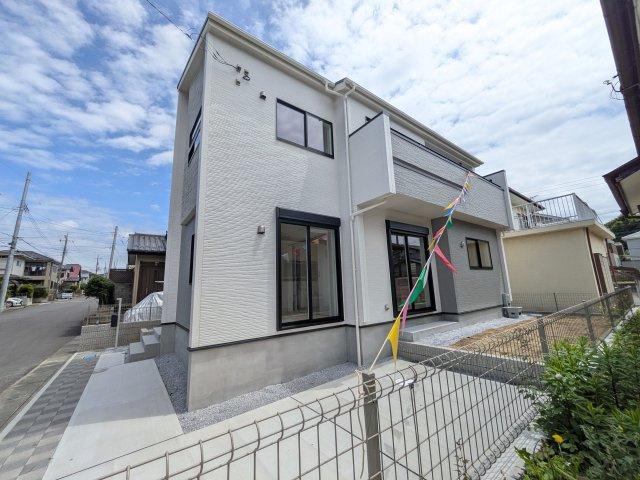 牛久市南5丁目　5期　新築戸建ての前面道路含む現地写真|現地完成済で建物や駐車場、お庭も全てご覧いただけます。。
本日のご見学も可能です♪
お気軽にお電話またはお問い合わせください。