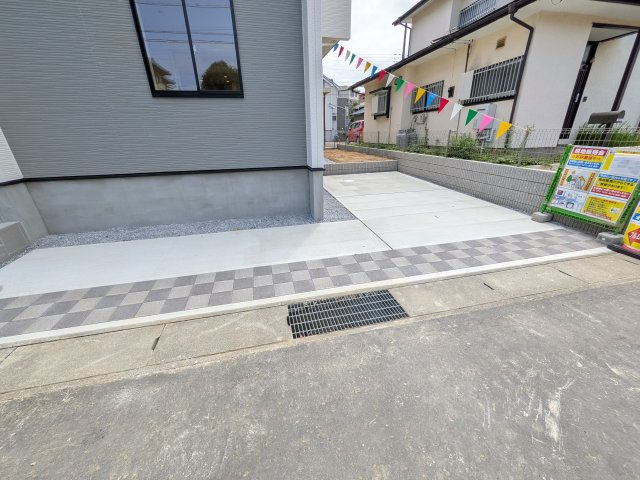 牛久市南5丁目　5期　新築戸建ての駐車場|駐車2台可能で、出し入れしやすいゆとりのカースペース。
月々の駐車場代が不要な点も大きな魅力です。