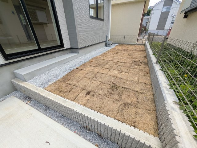 牛久市南5丁目　5期　新築戸建ての庭|リビングに明るい光を届ける南庭。
お子様の遊び場やペットのスペースとしても最適です。
室内外で心地よい暮らしが叶います。