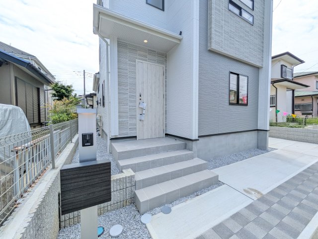 牛久市南5丁目　5期　新築戸建ての玄関|玄関ドアはカードキーで開閉も楽々♪
スマホでの開錠と施錠も可能です！
玄関上部には人感センサー付きのダウンライトがあるので、夜間の帰宅時に自動で点灯してくれます♪
防犯対策面にも一役買ってくれます！