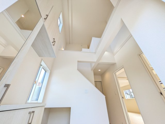 牛久市南5丁目　5期　新築戸建ての玄関|玄関上部を吹き抜けにすることで、空間に圧倒的な開放感と明るさをプラス。
心地よい光が差し込み、家族やお客様を明るい空間で迎え入れる玄関です。