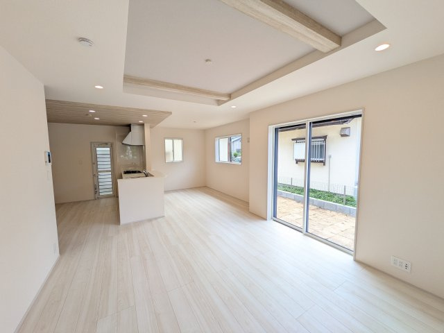 牛久市南5丁目　5期　新築戸建ての居間・リビング|居心地の良いデザインと機能性を両立。
ご友人を招いたり、趣味を楽しんだり、様々なシーンで活躍する団らんの中心地です。