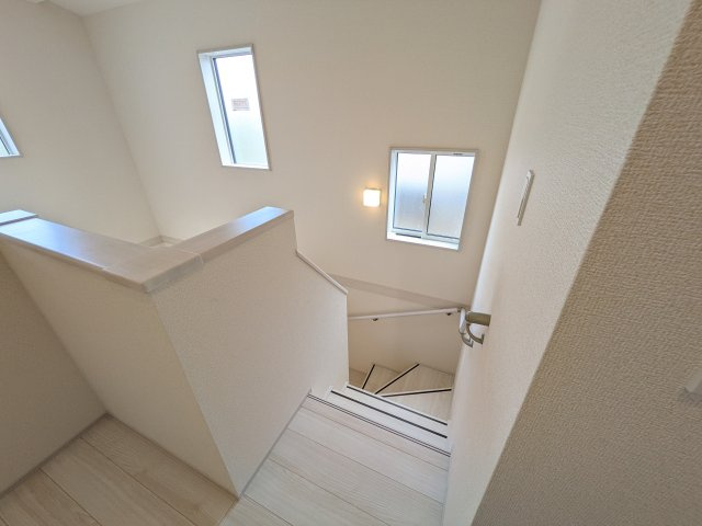 牛久市南5丁目　5期　新築戸建ての内装|窓付きで明るい階段は、手すり付きでお子様からご年配の方まで安心して上り下りができます♪
