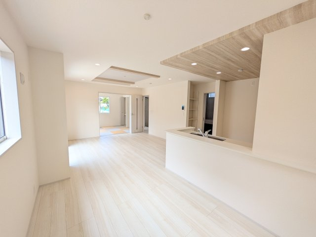 牛久市南5丁目　5期　新築戸建ての居間・リビング|家族の会話が自然と弾む、広々としたゆとりのLDK。南向きの窓からたっぷりの光が射し込む明るく快適な空間です。