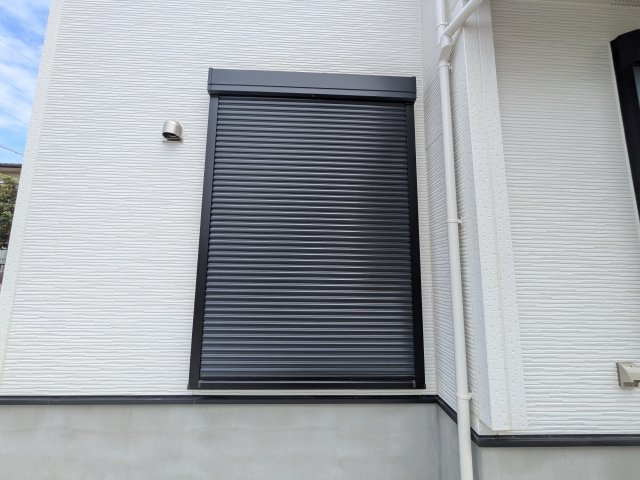 牛久市南5丁目　5期　新築戸建ての防犯設備|防犯・防災だけでなく、シャッターを閉めることで断熱効果もアップ。
外気の影響を受けにくく、冷暖房効率の向上も期待できます。