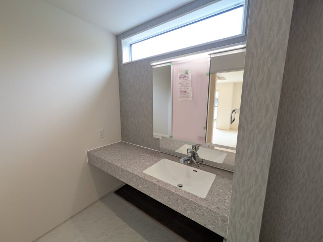 牛久市南5丁目　5期　新築戸建ての独立洗面台|棚の高さを自由に調節できる可動棚を採用。
ボックスティッシュや背の高いボトルも無駄なく収納でき、スペースを効率的に活用できます。