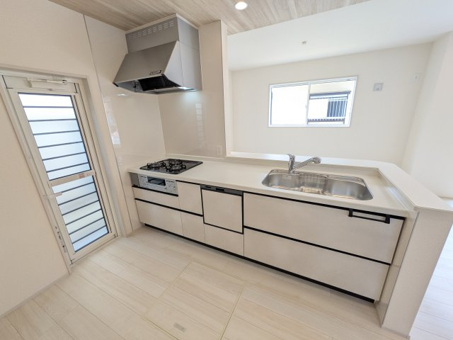 牛久市南5丁目　5期　新築戸建てのキッチン|料理がもっと楽しくなる広々としたワークトップ。お手入れしやすい素材を採用し、日々の掃除もラクラクこなせます。