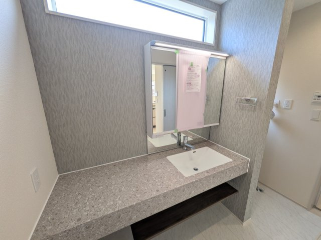 牛久市南5丁目　5期　新築戸建ての独立洗面台|三面鏡の洗面化粧台はミラー扉の内側がすべて収納スペースになっており、収納力も魅力的です♪
ボックスティッシュも収納可能で、可変トレイは収納物に応じて高さ調整ができます！
取り外して洗えるので清潔です♪