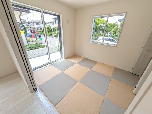 牛久市南5丁目　5期　新築戸建ての和室|琉球畳の和室は陽当たりも良く、落ち着ける空間です♪
リビングとの続き間になっているので、お子様の遊ぶスペースやお昼寝などにも使えます！
押し入れもあり収納にも困りません♪