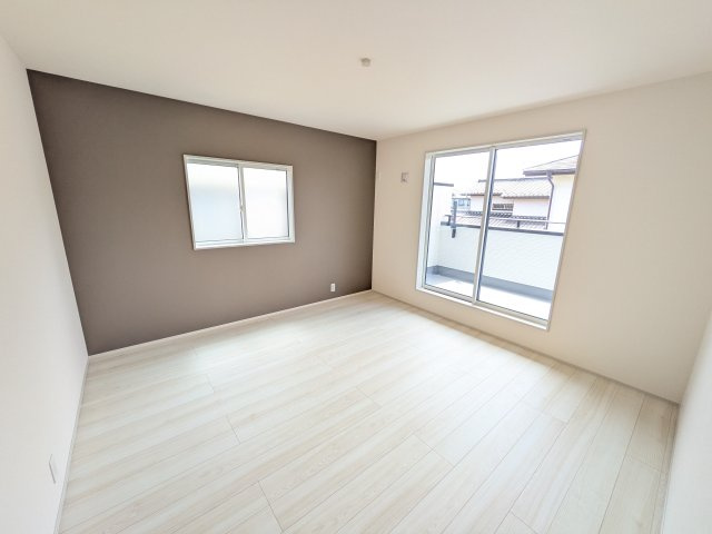 牛久市南5丁目　5期　新築戸建ての洋室|デザイン性の高いアクセントクロスで、落ち着いた雰囲気を演出。収納力たっぷりのWIC完備で、室内をすっきりと保てます。