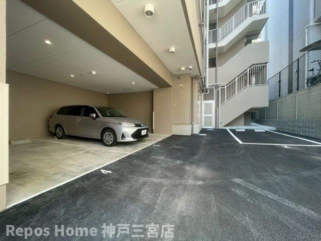 セレニテ元町アリエの駐車場