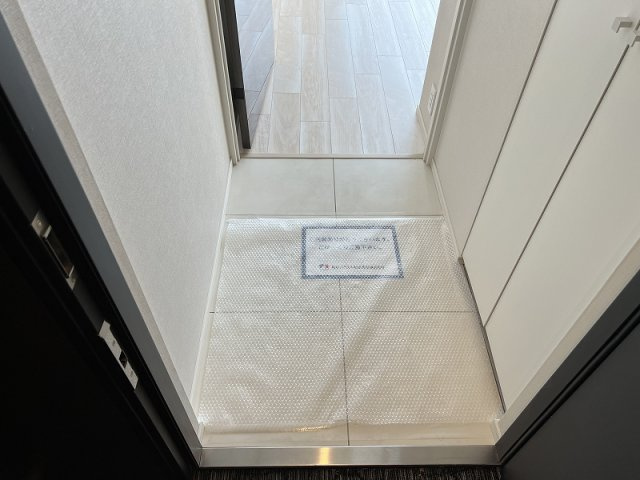 プライムメゾン本郷の玄関