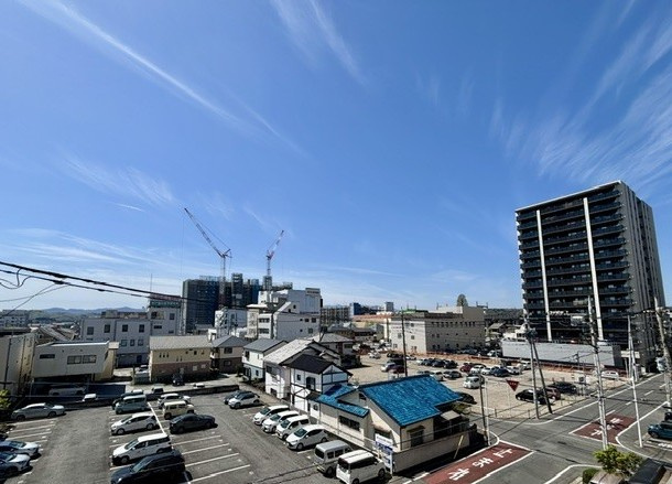 アルファステイツ高崎駅東の展望|4階部分のバルコニーから見た南西側の眺望は、前面棟がないため開放感があります。2026年4月撮影