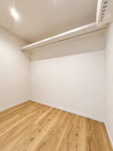 磐田市池田の収納|寝室のウォークインクローゼットは余裕があるスペースです。※洋服類を消したイメージ画像です。