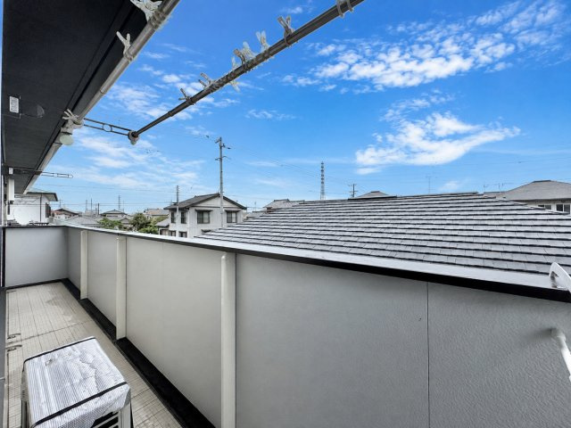 磐田市池田のバルコニー|南向きのバルコニーは幅を広く取っている分、洗濯物をたくさん干すことが出来ます。