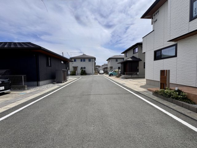 磐田市池田の前面道路含む現地写真|近隣の方しか使わない道路です。静かな住宅地。