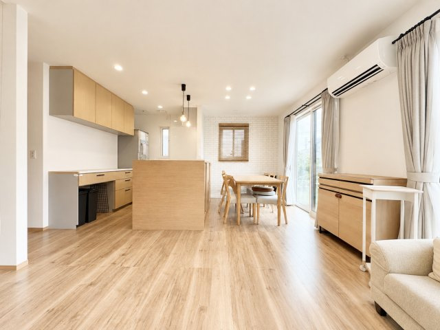 磐田市池田の居間・リビング|南から明るい日差しが差し込みます。※家具を消してみました。