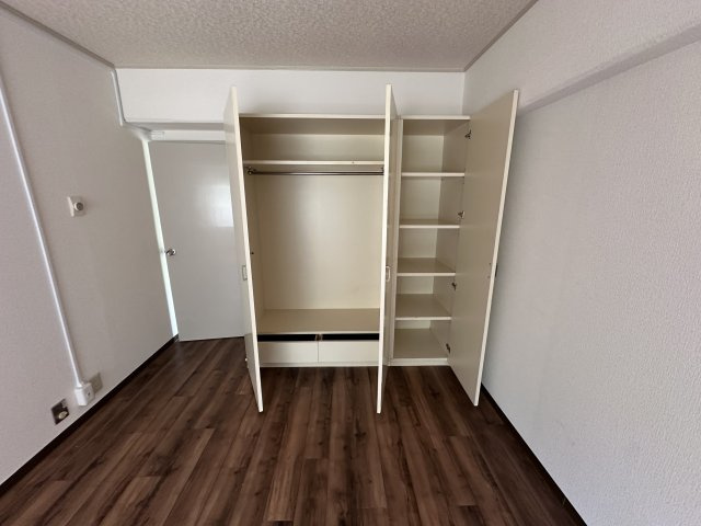 朝霧マンション　B棟の収納|【洋室収納付き(約6帖)】
ハンガーパイプ付きのクローゼットが設けられています。畳まずお洋服を収納でき便利です。枕棚の上には、シーズンオフの衣類や小物などを収納できます。
