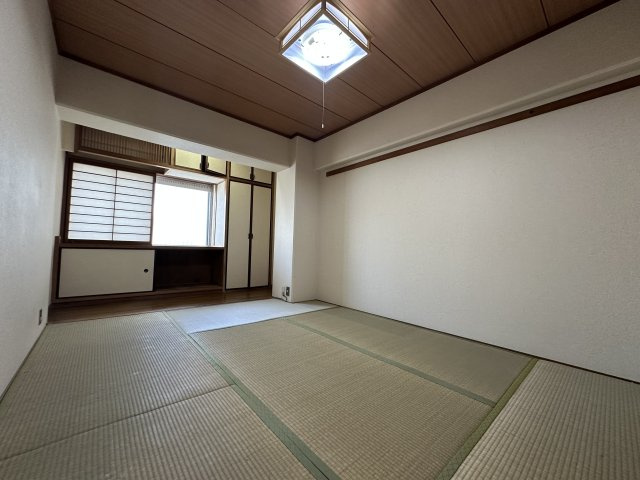 朝霧マンション　B棟の和室|【和室(約6帖)】
玄関ホールからのアクセスが可能な独立性の高いお部屋です。来客時でも気兼ねなく出入りができるのが嬉しいポイント。仕事や勉強にも集中しやすそうです。