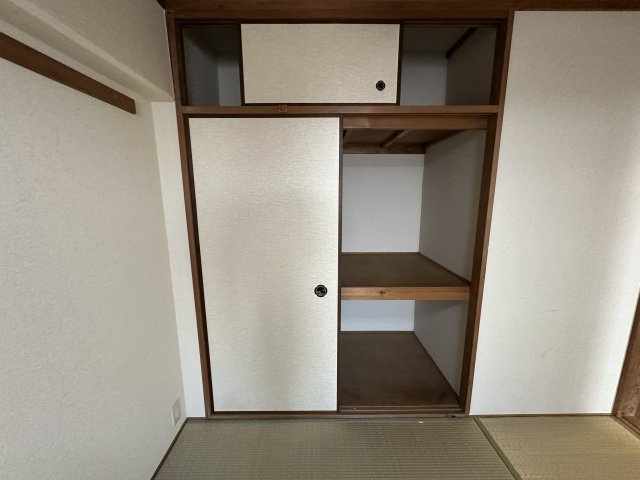朝霧マンション　B棟の和室|【和室(約6帖)】
布団などを収納できる押入が設けられています。天袋もありますので、帽子など上積みしたくないものや、思い出のアルバムなどをしまうことができます。
