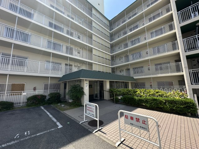 朝霧マンション　B棟|【エントランス】
マンション入口付近には屋根が設置されています。雨の日も、落ち着いて雨具の準備ができ、お子様のレインコートなどの着脱もスムーズです。