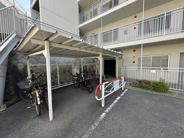 朝霧マンション　B棟の駐輪場|【駐輪場】
敷地内に設置された屋根付きの駐輪場です。雨や直射日光が当たりにくい構造です。空き状況・利用料など、詳しくはお問い合わせください。