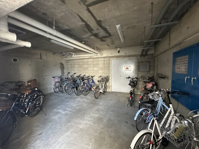 朝霧マンション　B棟の駐輪場|【駐輪場】
屋内型の駐輪場ですので、雨によるサビ、直射日光によるゴムや樹脂部分の劣化を防ぎ、大切な自転車を守ることができそうです。防犯面にも配慮されています。