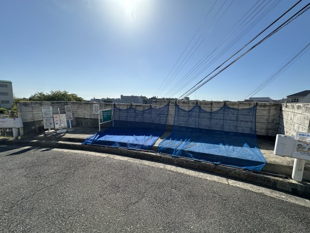 朝霧マンション　B棟のその他共用部分|【ゴミ集積所】
ゴミ集積所は屋外に設置されています。カラスや猫などの被害防止のため、ネットも備え付けられています。