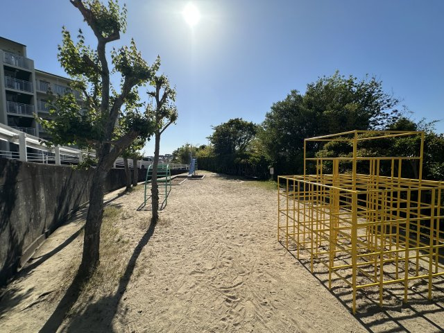 朝霧マンション　B棟のその他|【公園】
ジャングルジムや滑り台、砂場などが設置された公園です。小さなお子様がのびのびと体を動かすことができる環境です。