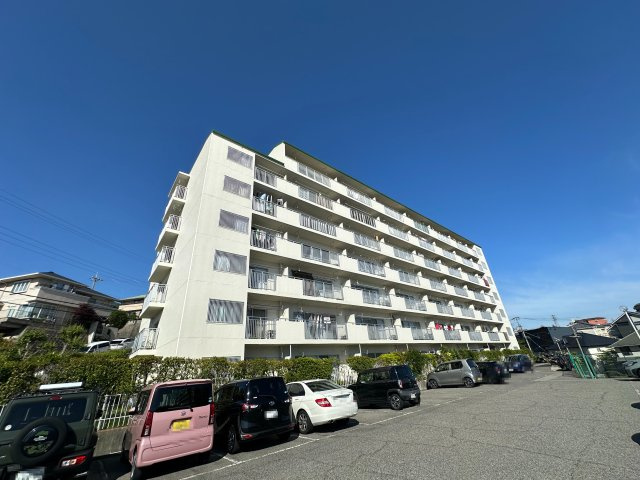 朝霧マンション　B棟の外観|【現地外観写真】
JR山陽本線「朝霧」駅まで徒歩12分。山陽電鉄本線「大蔵谷」駅まで徒歩15分の立地にあります。電車でもお車でもお出かけしやすくアクセス良好です。