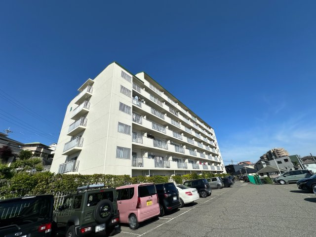 朝霧マンション　B棟のその他|【現地外観写真】
交通アクセスが良く、利便性の高い立地でありながら、周囲には緑が多く、自然環境も整っています。周辺環境も併せてご案内させていただきます。実際の住環境をぜひ現地でお確かめください。
