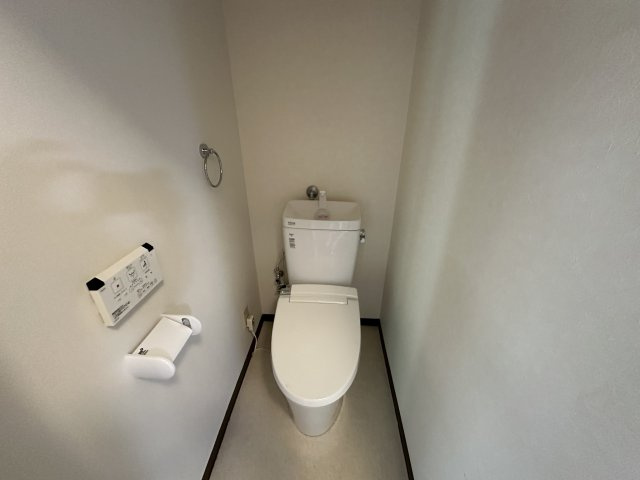 朝霧マンション　B棟のトイレ|【トイレ】
温水洗浄便座付きのトイレです。年間を通して、快適に使うことができます。壁付けリモコンが設置されているので、操作がしやすいです。
