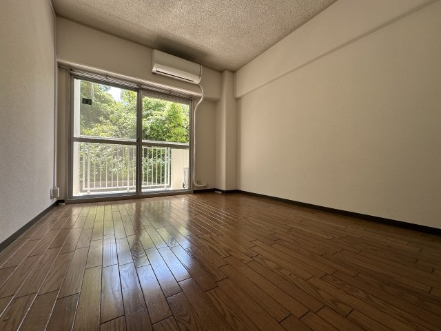 朝霧マンション　B棟の洋室|【洋室バルコニー付き(約6帖)】
バルコニーに面しており、掃き出し窓から出入りが可能です。生活スタイルに合わせて、寝室や書斎としても活用可能です。
