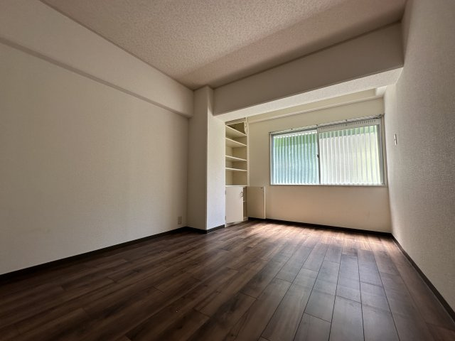 朝霧マンション　B棟の洋室|【洋室収納付き(約6帖)】
収納が備わっているので、主寝室におすすめです。収納を活用して住空間を広く、すっきり綺麗に整理できます。
