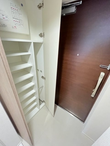 クロスレジデンス飯田橋の玄関
