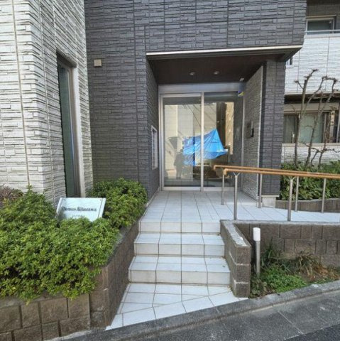 ドムス北沢のエントランス