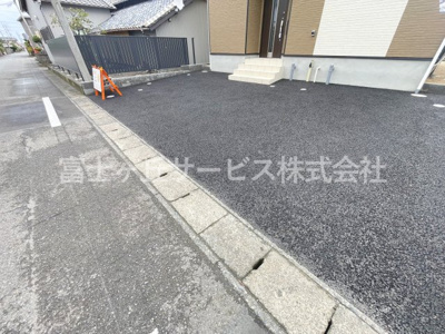 【駐車場】 | 榛原郡吉田町住吉 13期 新築一戸建て | 駐車場に車を止められます