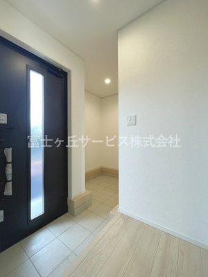 【玄関】 | 榛原郡吉田町住吉 13期 新築一戸建て | 落ち着いた玄関です