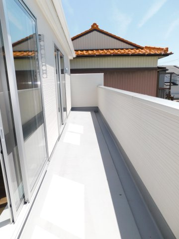 津島市江東町３丁目の新築一戸建のバルコニー|◇バルコニー◇　　南面で陽当り良好なワイドバルコニー♪　洋室２部屋から出入りできます！
