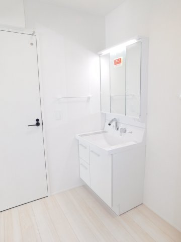 愛西市須依町大正の新築一戸建の独立洗面台|◇洗面所◇　　三面鏡シャワードレッサー　くもり止めヒーター機能付き