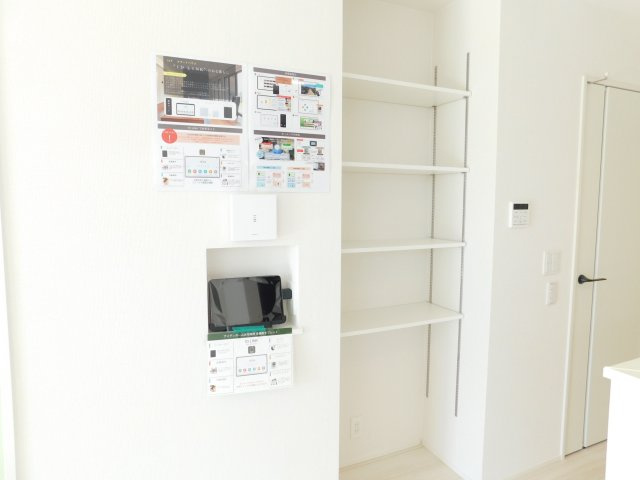 愛西市須依町大正の新築一戸建の収納|◇可動棚収納◇　　便利な可動棚収納と多機能タブレット完備