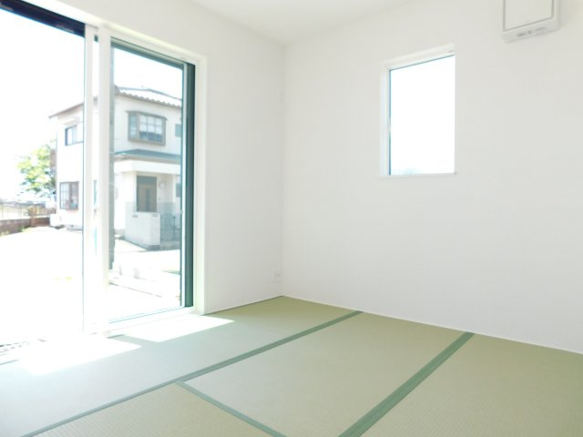 愛西市須依町大正の新築一戸建の和室|◇和室◇　　南面で明るい和室４．５帖　お子様の遊び場やお昼寝スペースなどにも利用できます♪