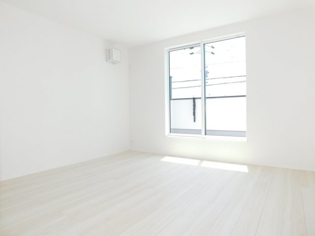 愛西市須依町大正の新築一戸建の洋室|◇洋室◇　　南面で広くて明るい洋室８．５帖　ウォークインクローゼット完備♪　バルコニー付き！