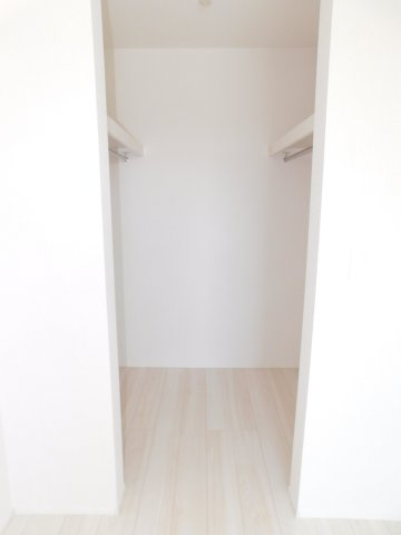 愛西市須依町大正の新築一戸建の収納|◇ウォークインクローゼット◇　　家族の洋服や大きな荷物が片付く大容量収納♪
